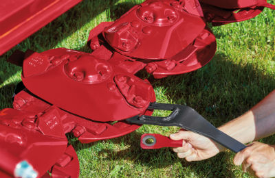 Change knives on Case IH DC3 series disc mower conditioner headers in one-third the time of standard knife system with quick-change knives.